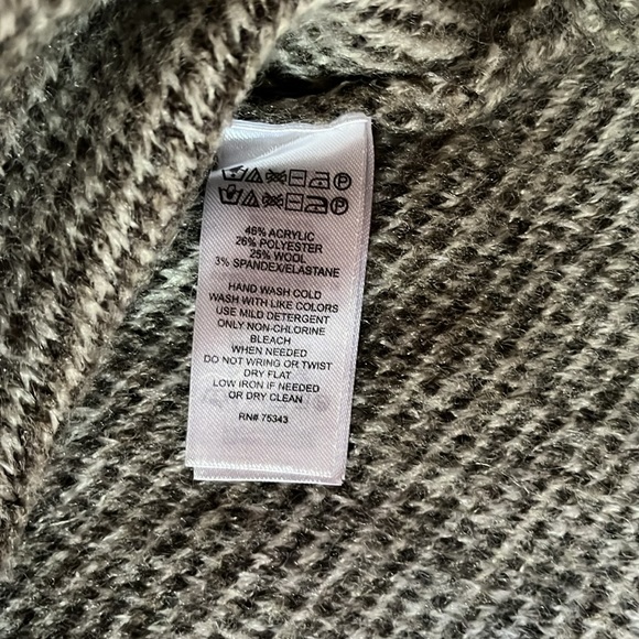 Women’s Max Studio Sweater. Size L. - Picture 4 of 6